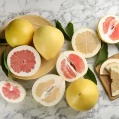 Pomelo na marmurowym blacie. Czy pies może jeść pomelo? To pytanie nurtuje wielu właścicieli czworonogów.