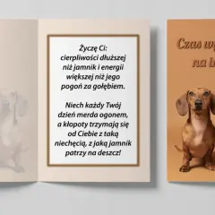 Dwa jamniki, jeden rudy, drugi czarny, na kartce z życzeniami dla psa. "Czas wyturlać się na imprezę!