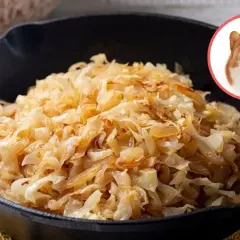 Czy pies może jeść bigos? Na zdjęciu bigos w garnku i piesek z językiem na wierzchu, jakby chciał spróbować.