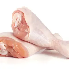 Dwa surowe kurczaki, gotowe do przygotowania pysznego obiadu.