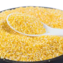 Miseczka pełna kaszy bulgur, z łyżeczką w środku. Czy pies może jeść kaszę bulgur? To pytanie nurtuje wielu właścicieli czworonogów.