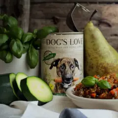 Czy pies może jeść rosół? Puszka "Dog's Love" z psem i marchewką, obok cukinia, gruszka i miseczka z jedzeniem.
