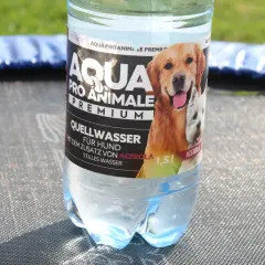 Woda mineralna dla psa? Ta butelka "Aqua Pro Animale Premium" z wizerunkiem golden retrievera i west highland white terriera sugeruje, że pies może pić wodę mineralną.