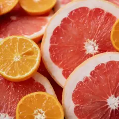 Plasterki grejpfruta i pomarańczy. Czy pies może jeść grejpfruta? Lepiej nie ryzykować, cytrusy nie są dla psów.