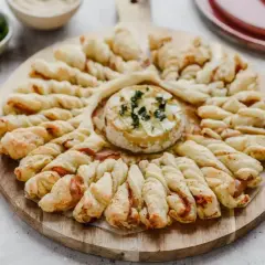 Pyszny ser camembert w cieście francuskim, idealny na przekąskę. Czy pies może jeść ser camembert? Lepiej nie ryzykować, choć wygląda apetycznie.