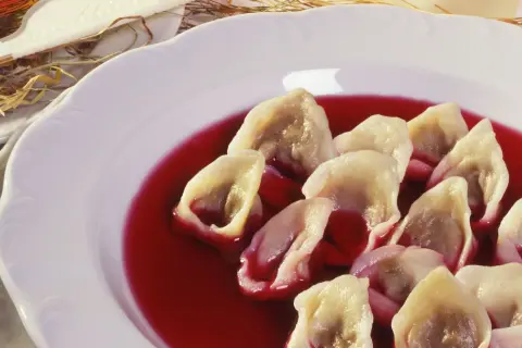 Uszka w czerwonym barszczu. Czy pies może jeść barszcz czerwony? To danie wigilijne, nie dla psa.