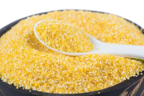 Miseczka pełna kaszy bulgur, z łyżeczką w środku. Czy pies może jeść kaszę bulgur? To pytanie nurtuje wielu właścicieli czworonogów.