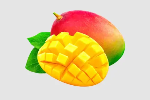 Soczyste mango, pokrojone w kostkę, obok całego owocu. Czy pies może mango? To pytanie nurtuje wielu właścicieli czworonogów.