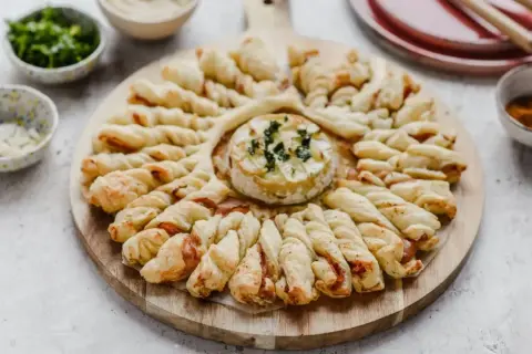 Pyszny ser camembert w cieście francuskim, idealny na przekąskę. Czy pies może jeść ser camembert? Lepiej nie ryzykować, choć wygląda apetycznie.