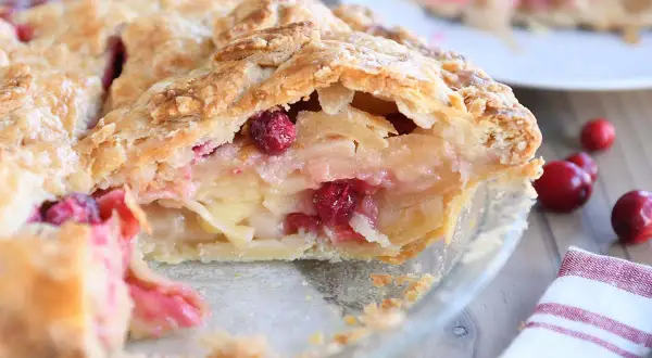 Kawałek pysznego jabłeczno-żurawinowego ciasta. Zastanawiasz się, czy pies może jeść żurawinę? To ciasto na pewno nie dla niego!