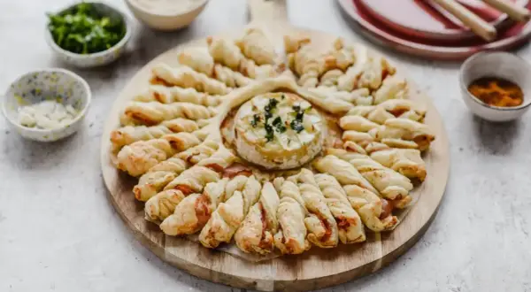 Pyszny ser camembert w cieście francuskim, idealny na przekąskę. Czy pies może jeść ser camembert? Lepiej nie ryzykować, choć wygląda apetycznie.
