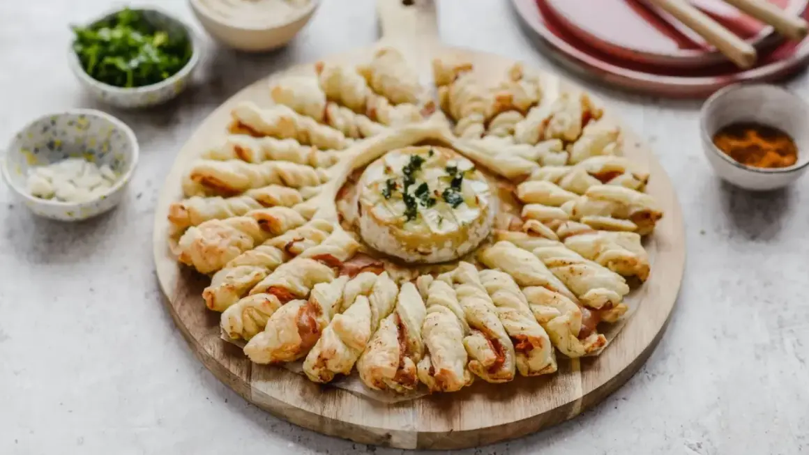 Pyszny ser camembert w cieście francuskim, idealny na przekąskę. Czy pies może jeść ser camembert? Lepiej nie ryzykować, choć wygląda apetycznie.
